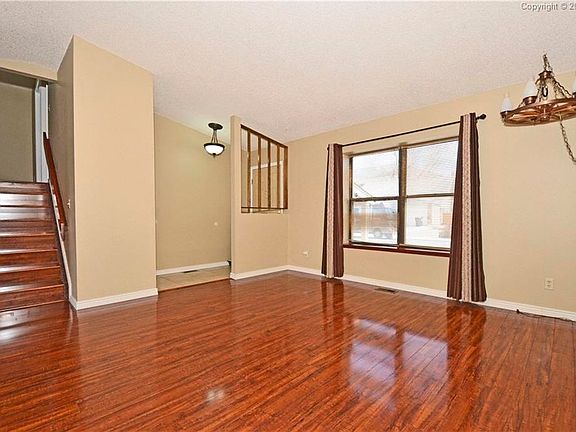Box window in spacious Living Room
