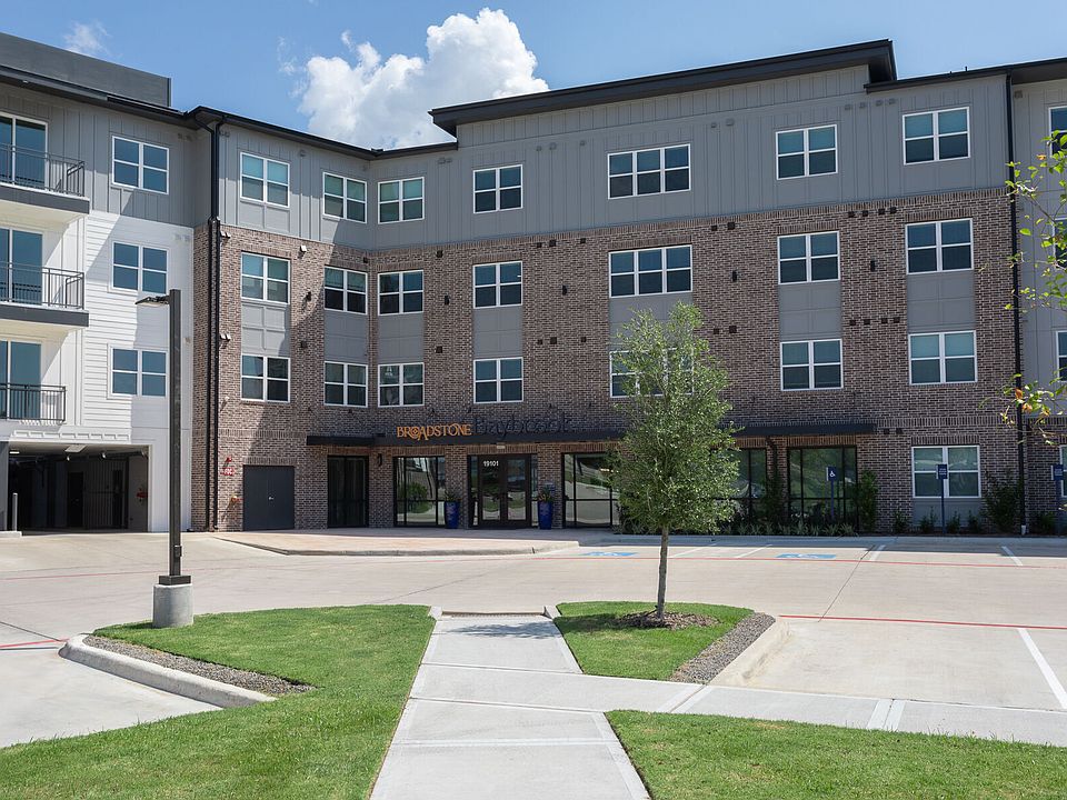 Broadstone Baybrook apartments community photo