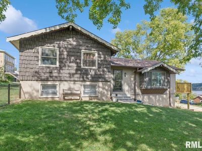 127 Walnut St, Le Claire, IA, 52753