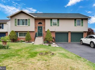 327 Smokering Dr, Robesonia, PA 19551