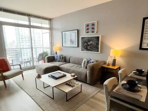 5th image of 553 S Clark St #806
