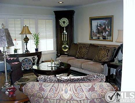 3rd image of 5641 Wedgmont Cir N