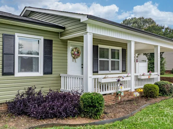 3545 Yorkland Dr, Hickory, NC 28601