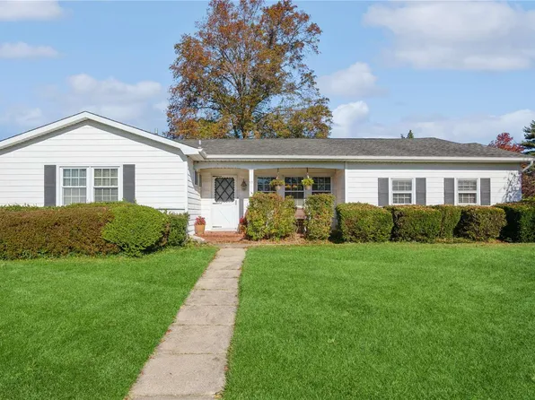 17 Griffin Place, Greenlawn, NY 11740