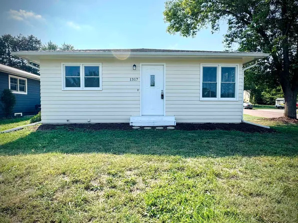 1317 Pearl St, Yankton, SD 57078