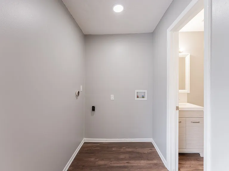Wornall Place Apartments — Photo 8