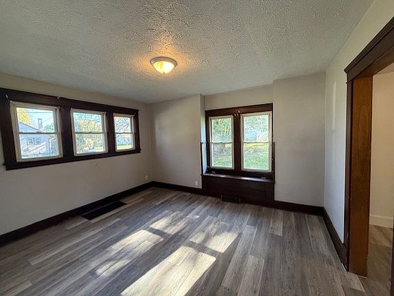 2nd image of 903 Warren Ave