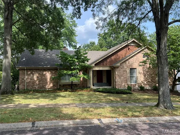 1573 Carman Valley Dr, Ballwin, MO 63021