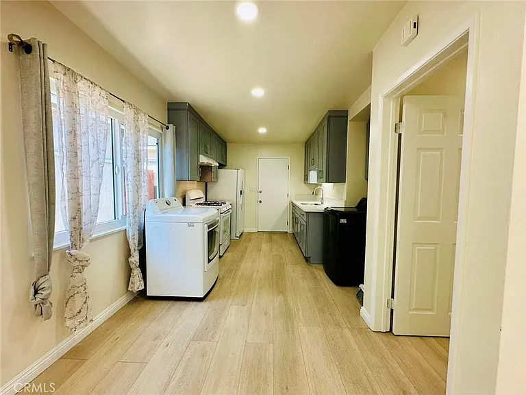 229 E Olive Ave — Photo 6