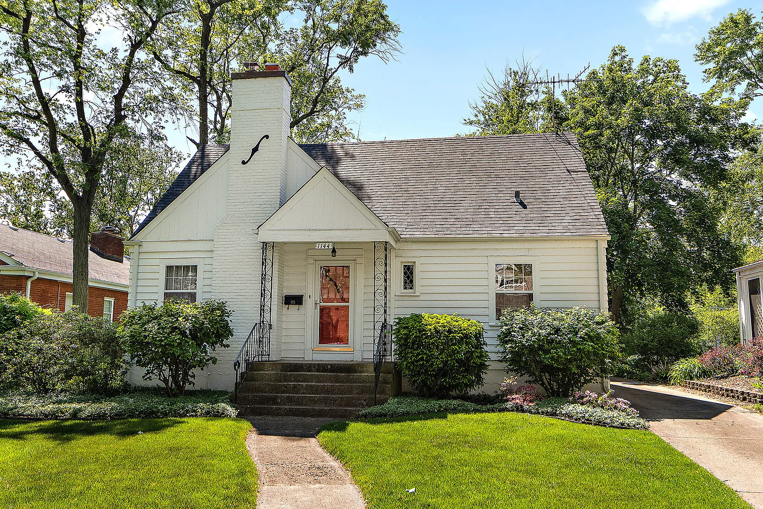 1144 Leavitt Ave photo 1