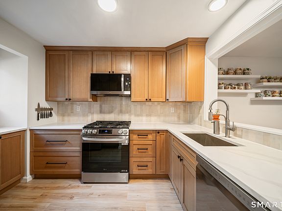 3rd image of 5 Danforth Lane #5
