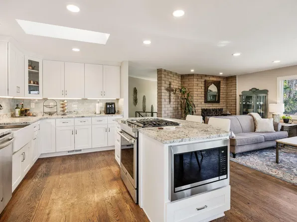 225 Coachman Dr, Jacksonville, OR 97530