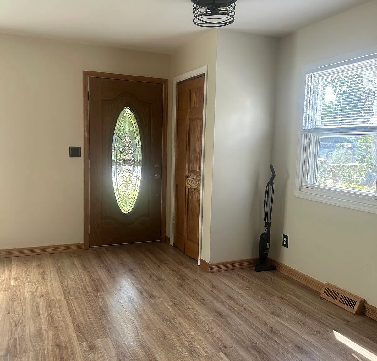 3 bed, 1.5 bath, 1100 sqft, $1,700 — Photo 2