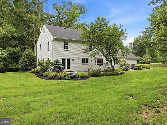 5th image of 805 Lewis Ln