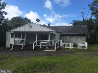 38 Rattlesnake Hill Rd, Douglassville, PA 19518