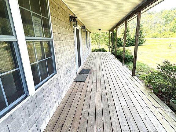 3rd image of 326 Bay Ln