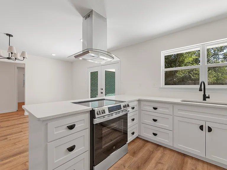 7508 Deaver Dr — Photo 1
