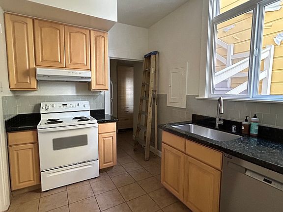 Kitchen with stove, refrigerator, dishwasher