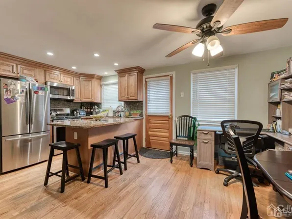 8 Kate Ln, Metuchen, NJ 08840