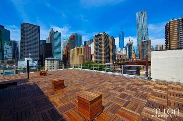 Rented by R New York | media 24