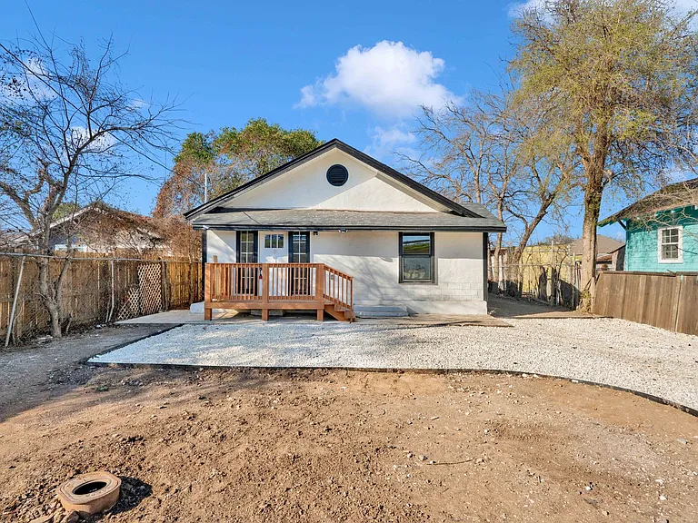 439 W Lubbock St — Photo 3