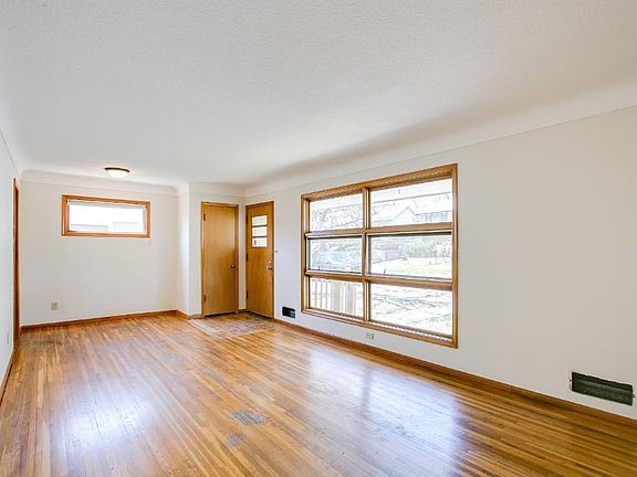 3rd image of 2128 Waukon Ave