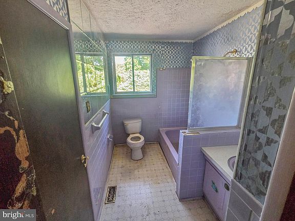 4th image of 101 Schoolhouse Ln