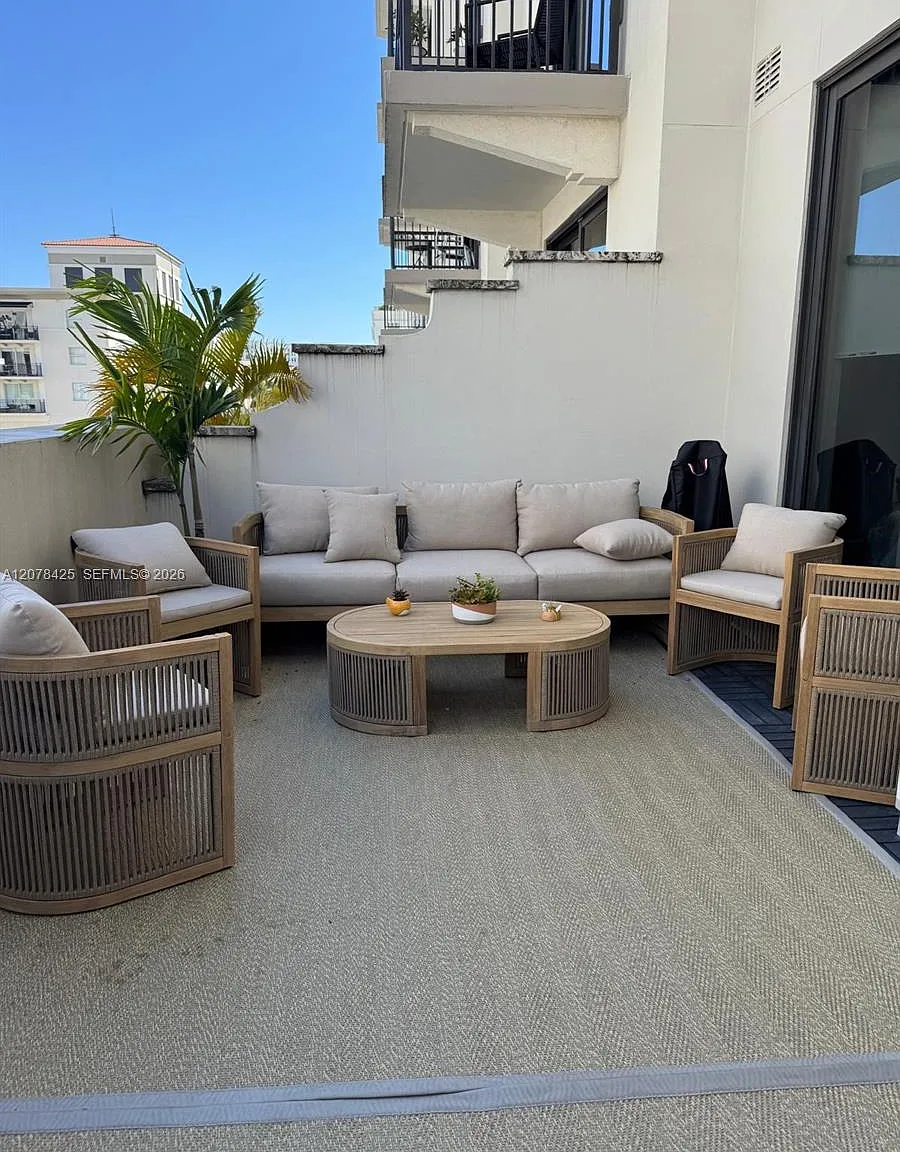Merrick Manor Condo — Photo 1