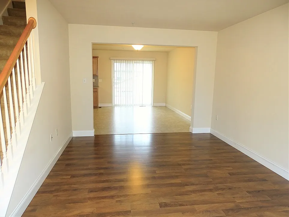 3 bed, 2.5 bath, 1429 sqft, $1,750 — Photo 2