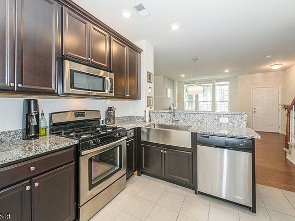3rd image of 10 Dahlia Ln