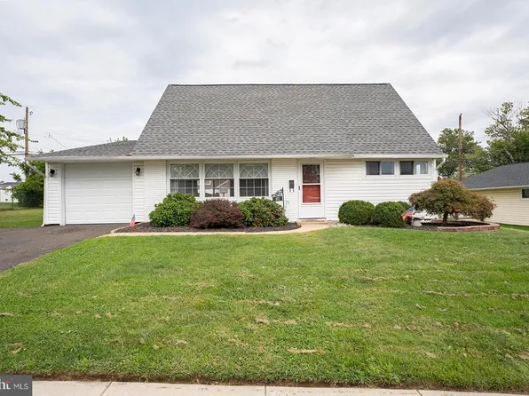 82 Cobalt Ridge Dr E, Levittown, PA 19057
