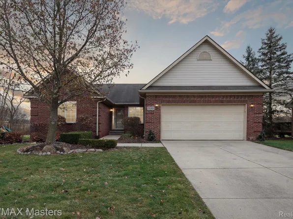 26369 Woodline Ct, Flat Rock, MI 48134