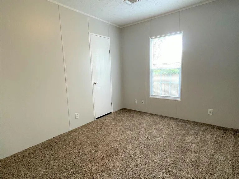 814 N East St — Photo 13