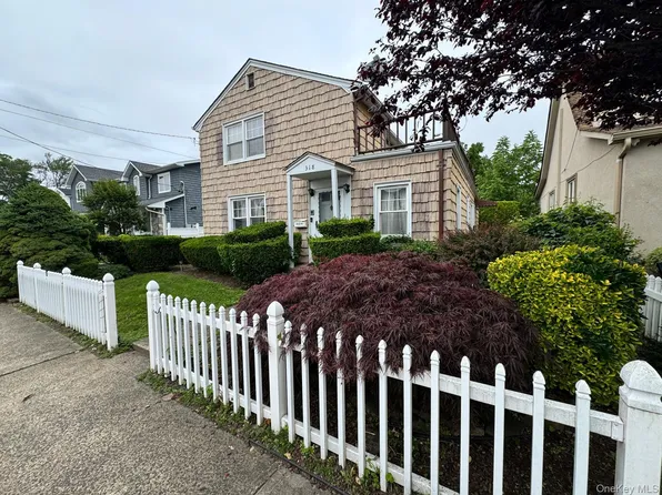 318 Felter Avenue, Hewlett, NY 11557