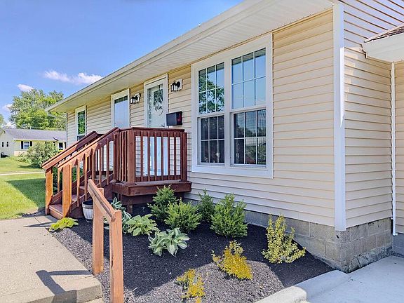 3rd image of 815 Lakeview Dr