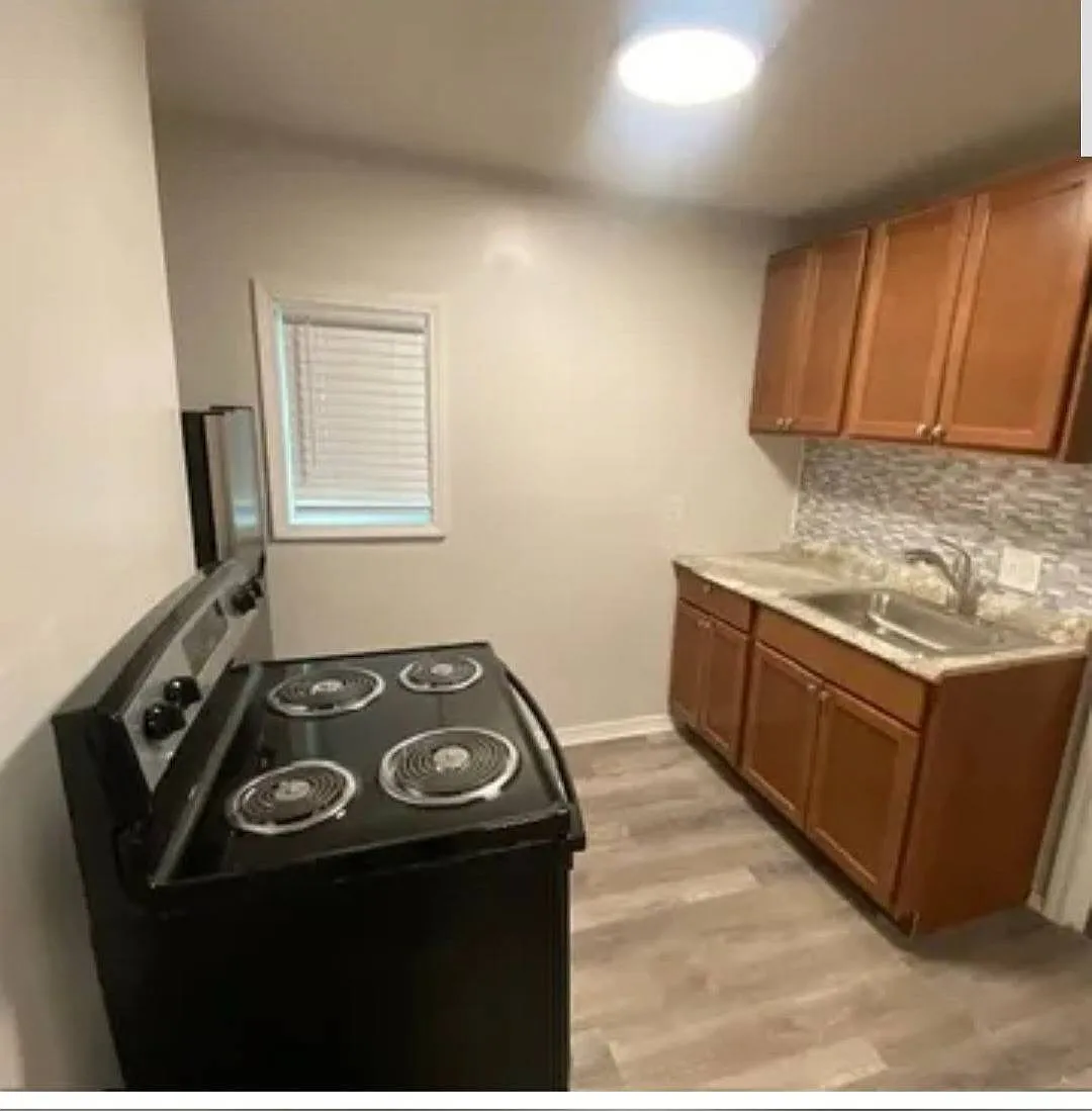 2 bed, 1.0 bath, $1,275 — Photo 3