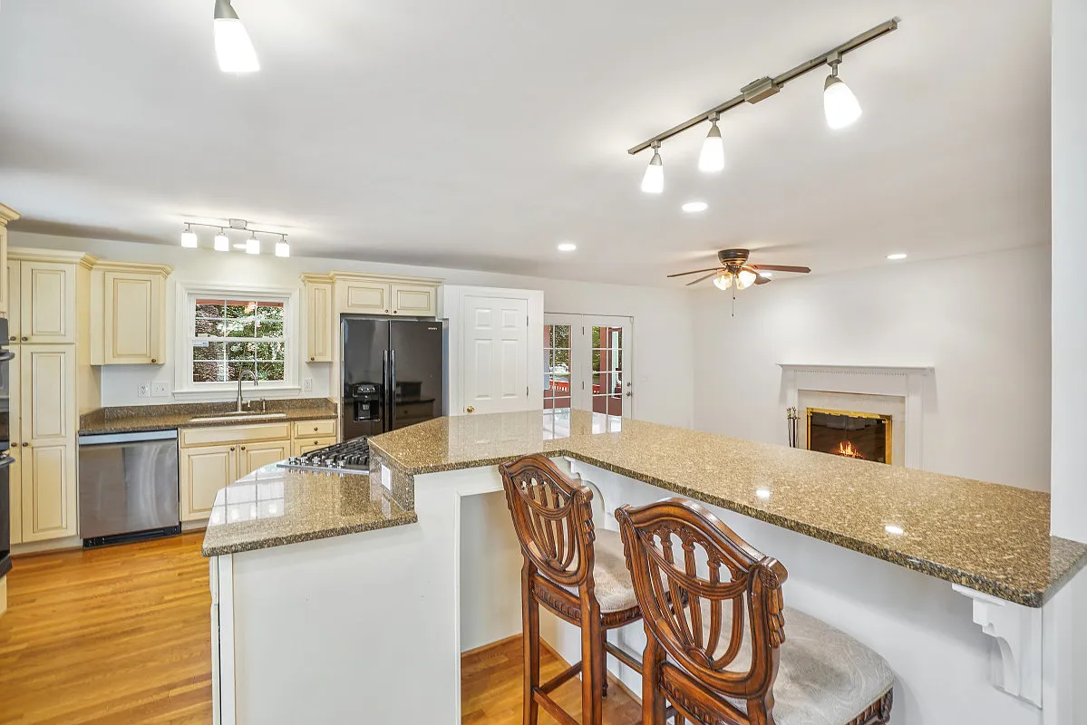 4 bed, 2110 sqft, $4,800 — Photo 1