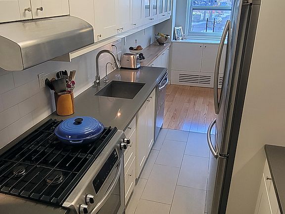 5th image of 191 Willoughby St APT 3-L