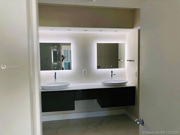 4th image of 21055 NE 37th Ave APT 2004