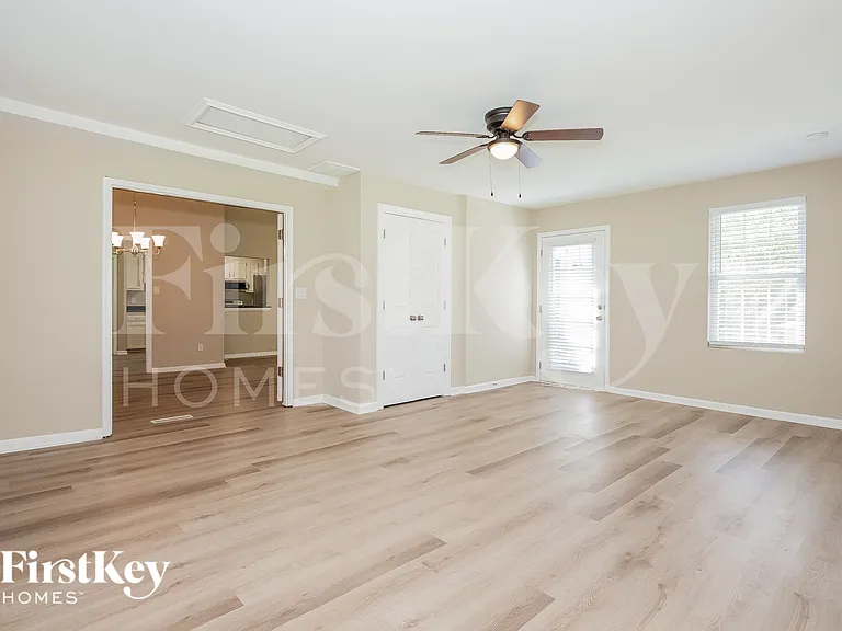 2438 Amity Ave — Photo 5