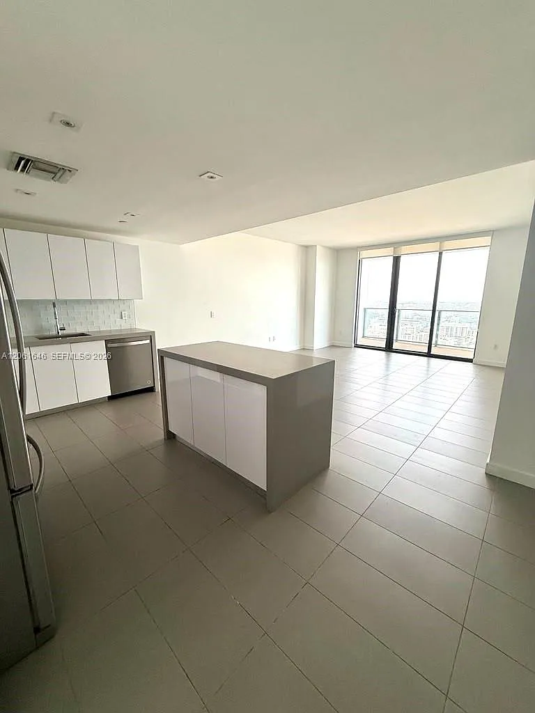 Canvas Condo — Photo 2