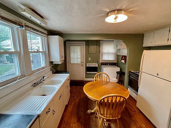 3rd image of 1665 S Parkdale Dr