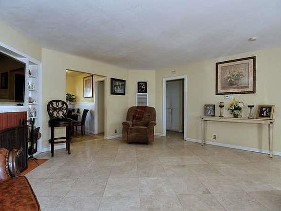 4th image of 2298 Ralmar Ave