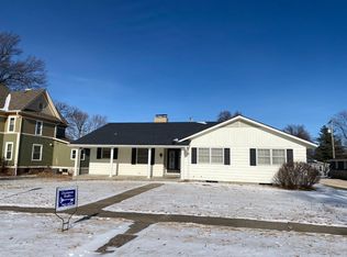 210 Shawnee St, Hiawatha, KS 66434