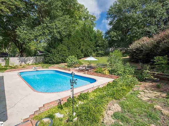 2nd image of 516 Imperial Dr