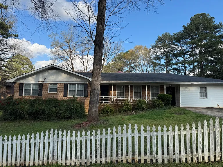1311 White Oak St SE — Photo 1
