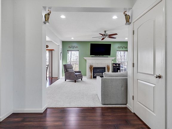 3rd image of 6877 Harper Ln