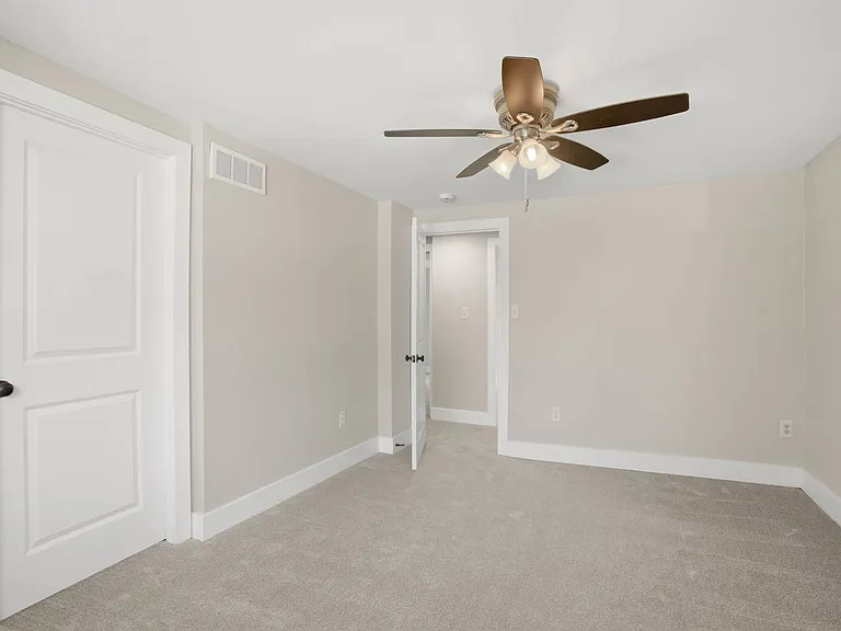 Primary w/ walk-in closet
