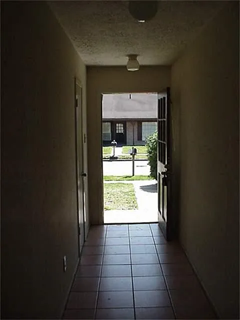 3 bed, 1.0 bath, 1284 sqft, $1,599 — Photo 3