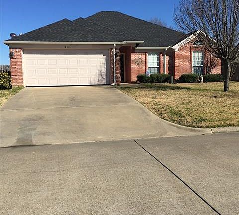 2nd image of 1414 Nottingham Dr